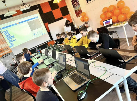 Programowanie w świecie retro gier dla dzieci i młodzieży! Startują bezpłatne warsztaty “Koduj z Gigantami - Retroprogramowanie”.