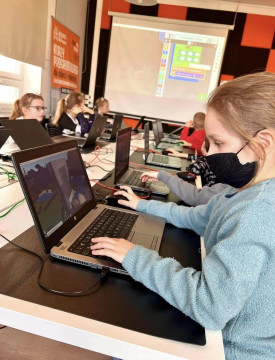 Programowanie w świecie retro gier dla dzieci i młodzieży! Startują bezpłatne warsztaty “Koduj z Gigantami - Retroprogramowanie”.