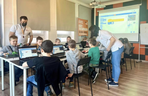 Programowanie w świecie retro gier dla dzieci i młodzieży! Startują bezpłatne warsztaty “Koduj z Gigantami - Retroprogramowanie”.