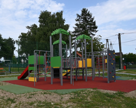 JASIEŃ.  Nowoczesny plac zabaw
