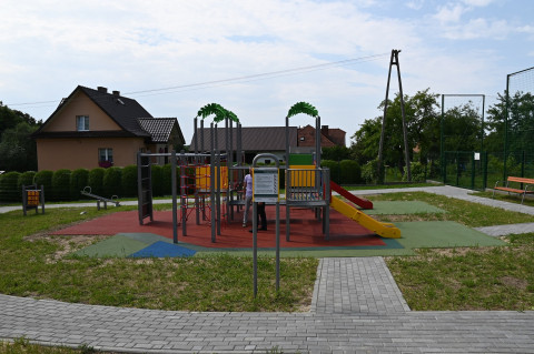 JASIEŃ.  Nowoczesny plac zabaw