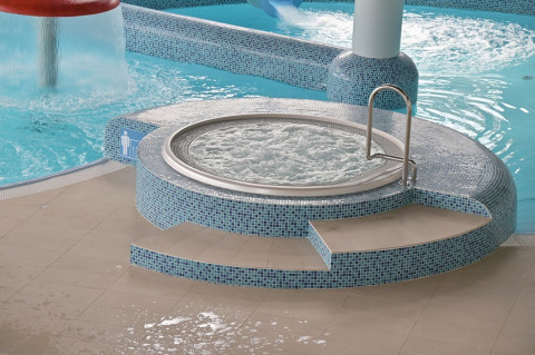 Basen zaprasza po gruntownym remoncie