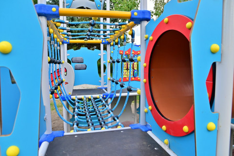 Kolorowo i bezpiecznie - plac zabaw w Sterkowcu