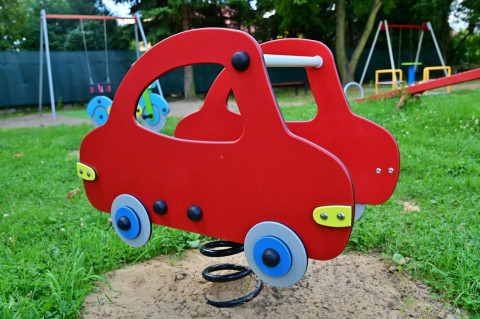 Kolorowo i bezpiecznie - plac zabaw w Sterkowcu