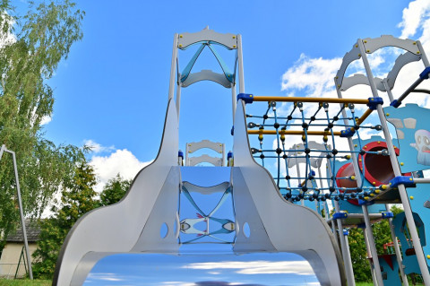 Kolorowo i bezpiecznie - plac zabaw w Sterkowcu