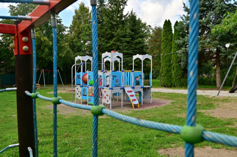Kolorowo i bezpiecznie - plac zabaw w Sterkowcu