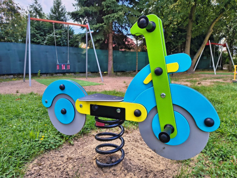 Kolorowo i bezpiecznie - plac zabaw w Sterkowcu