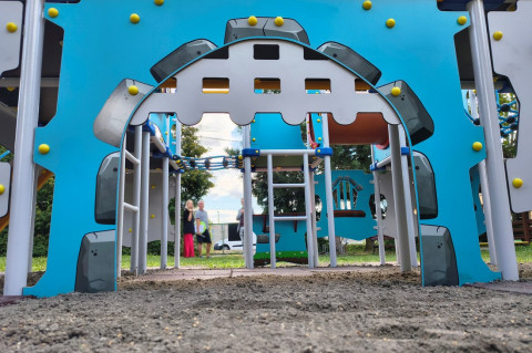 Kolorowo i bezpiecznie - plac zabaw w Sterkowcu