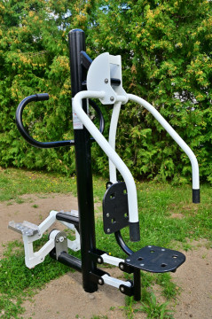 Kolorowo i bezpiecznie - plac zabaw w Sterkowcu