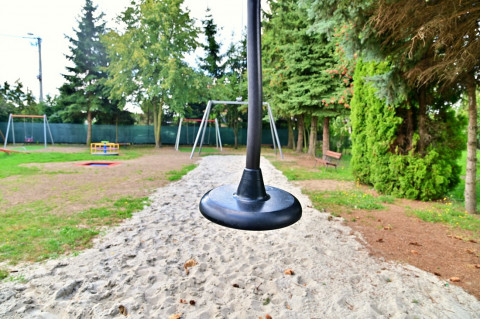 Kolorowo i bezpiecznie - plac zabaw w Sterkowcu