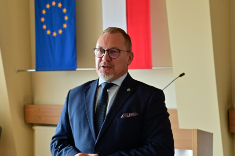 Nowi dyrektorzy, awanse oraz przekształcenia