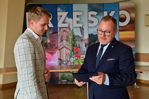 Nowi dyrektorzy, awanse oraz przekształcenia