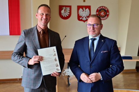 Nowi dyrektorzy, awanse oraz przekształcenia