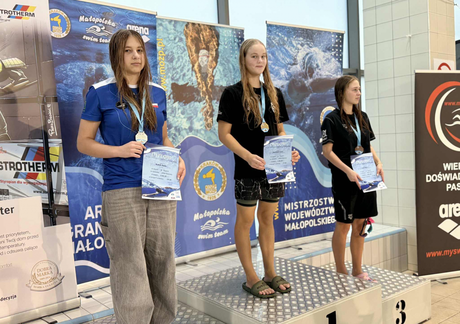 Młodzi pływacy z medalami