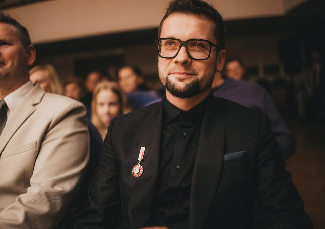 Wiesław Ochwat z prezydenckim medalem i odznaką ministra