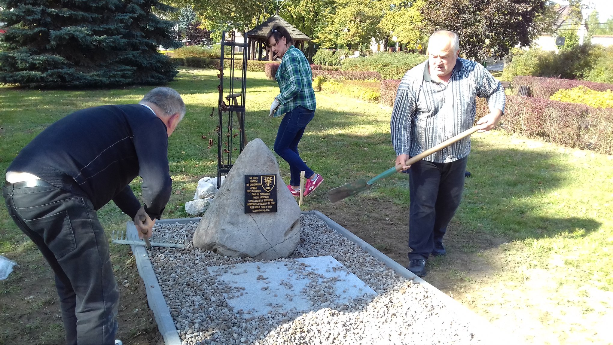 W Szczepanowie wybudowali chodnik przy tablicy pamięci
