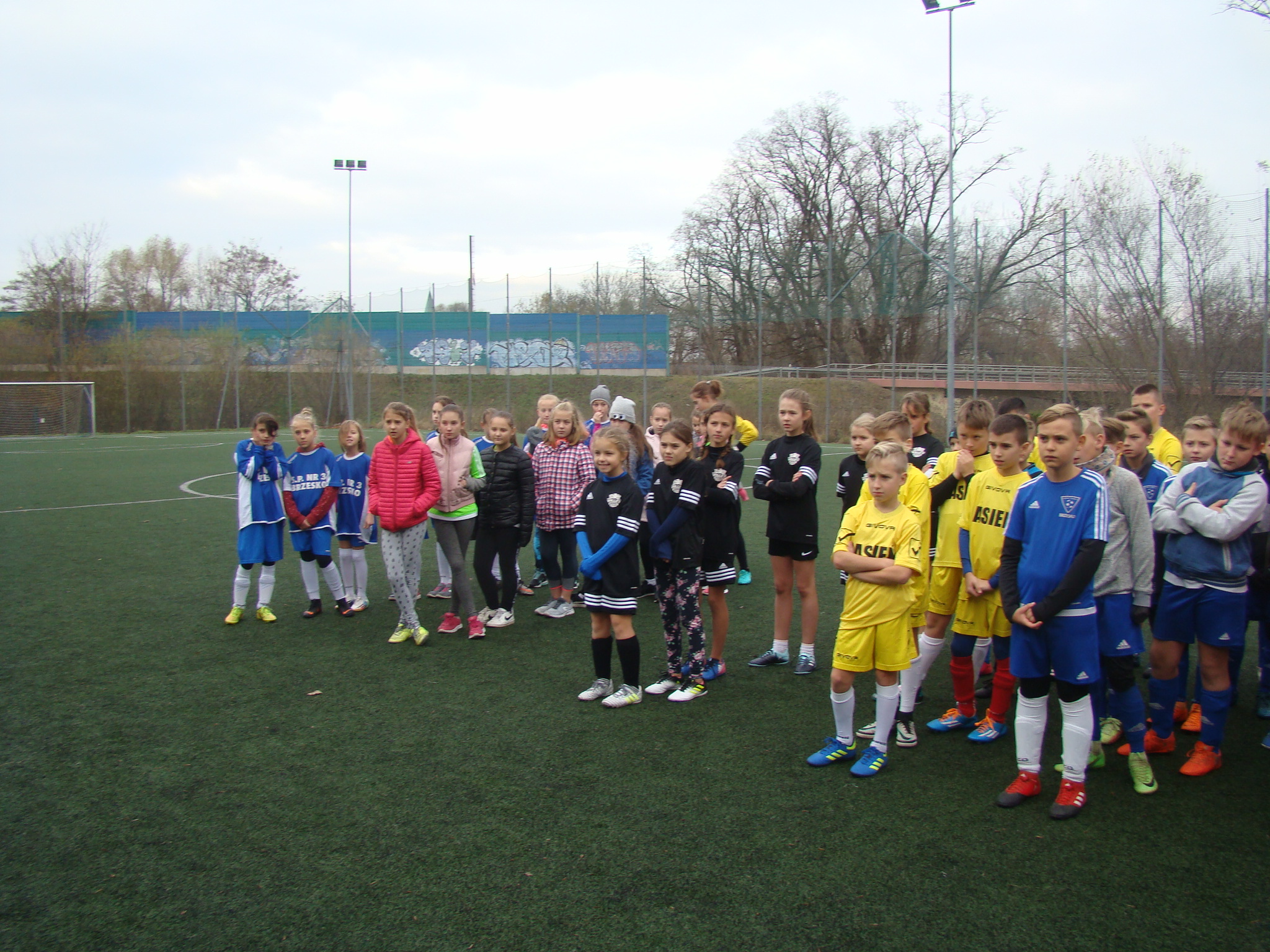 "Z podwórka na stadion"