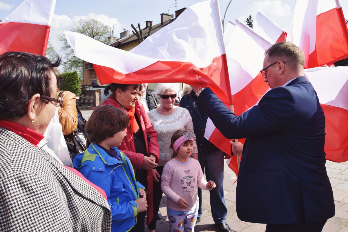 Biało-czerwone flagi trafiły do mieszkańców