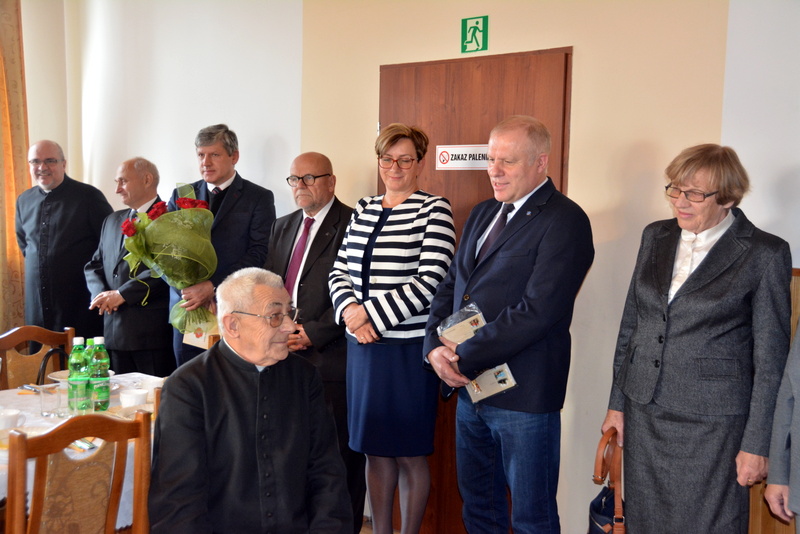 Krzyż Oficerski OOP dla ks. Ignacego Piwowarskiego