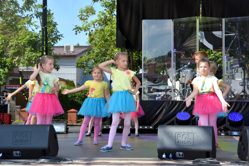 Muzyka, taniec i sztuczne ognie