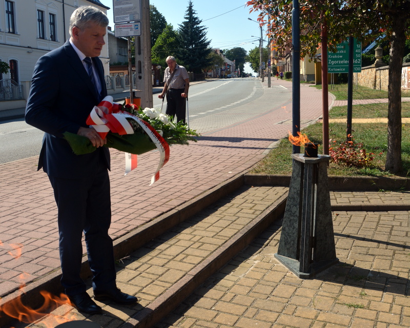 Kwiaty pod Pomnikiem Nieznanego Żołnierza