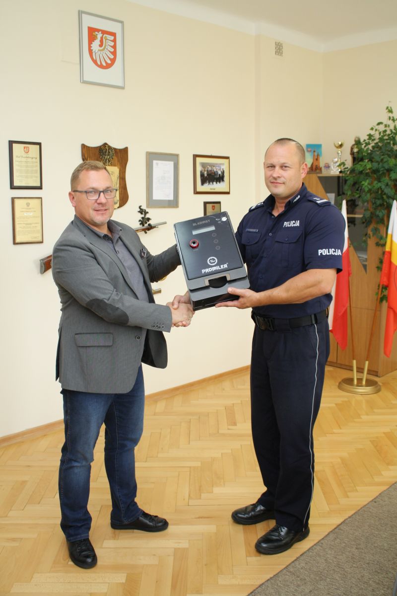 Burmistrz Brzeska przekazał komendzie alkomat