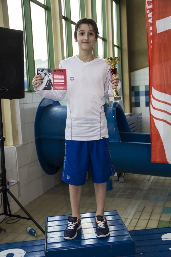 Młodzi brzescy pływacy z medalami