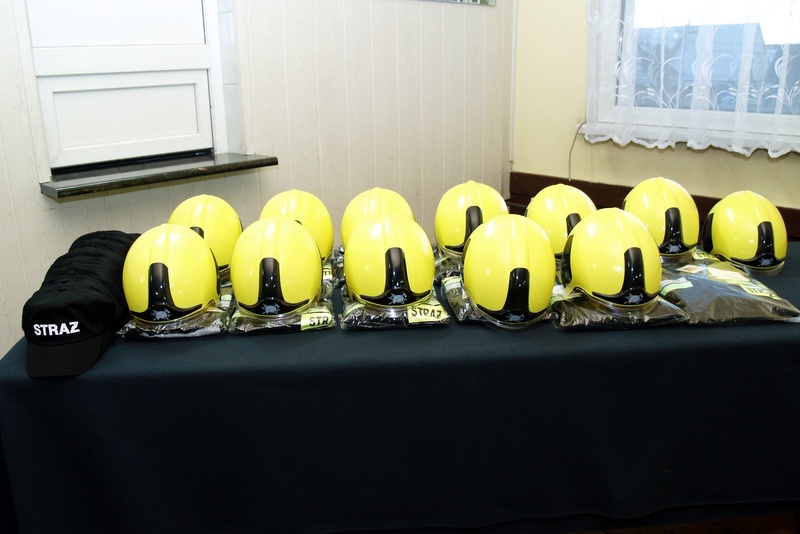 Młodzi strażacy DDP umundurowani