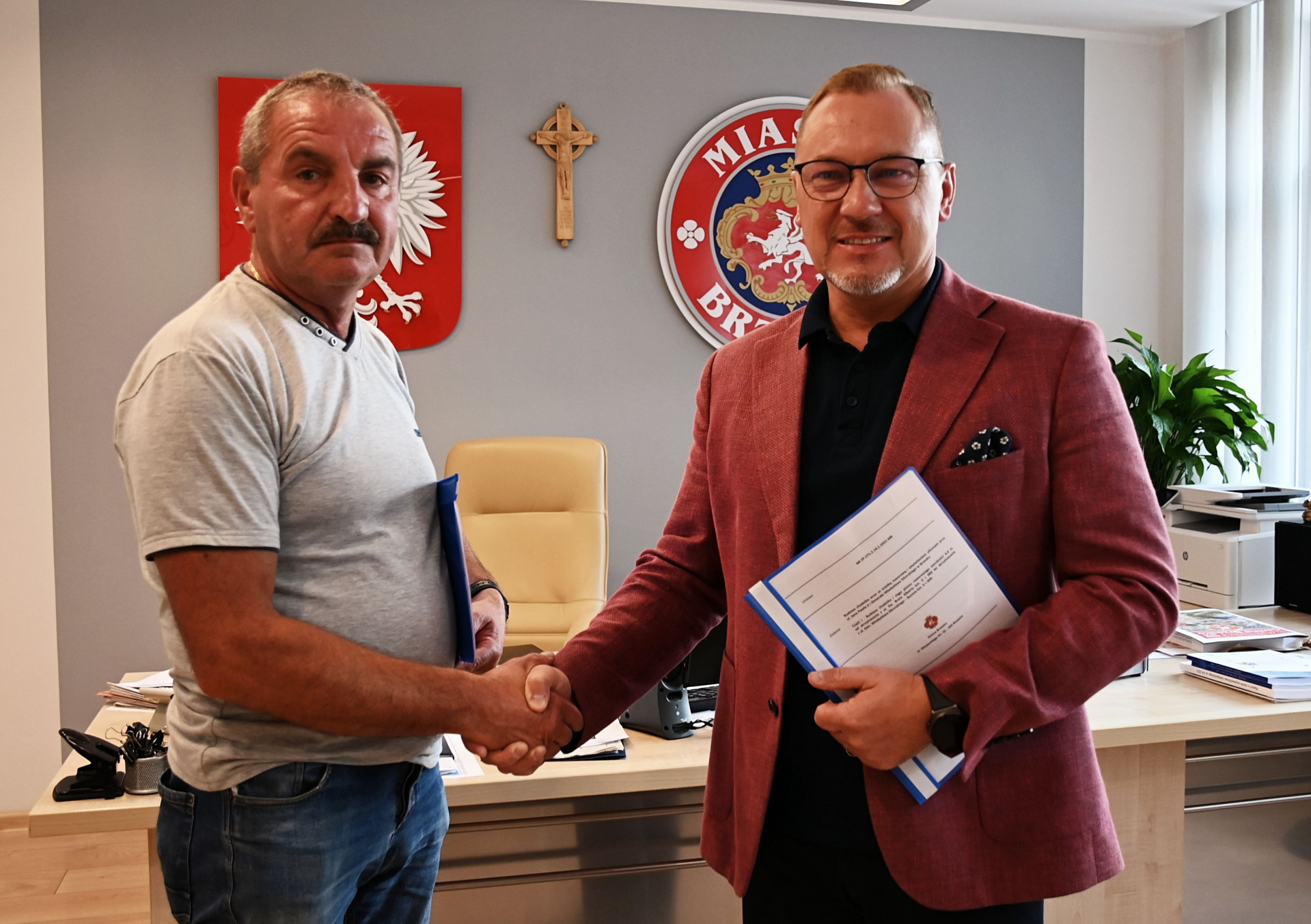 Nowe latarnie, chodnik i ścieżka rowerowa