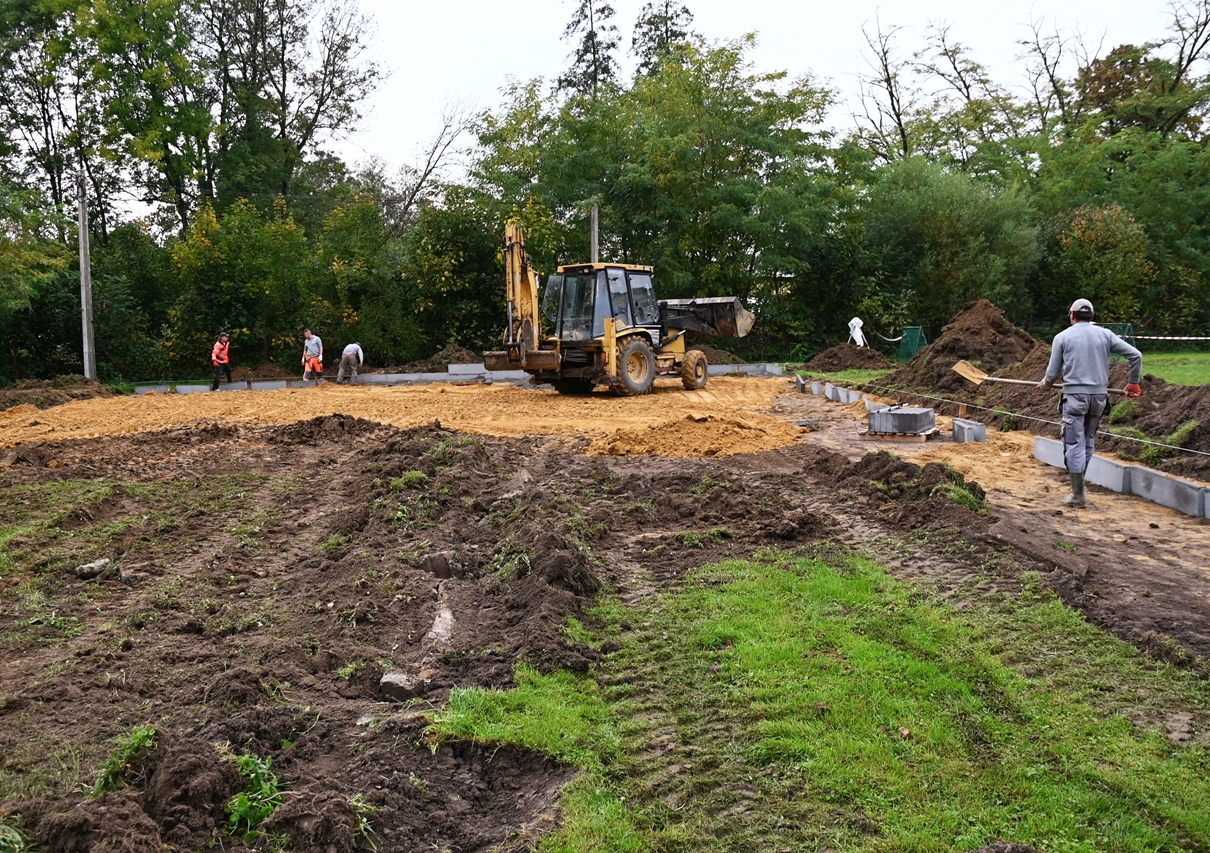 Budowa boiska w Jadownikach