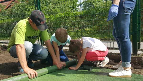 Dbają o przedszkole i plac zabaw