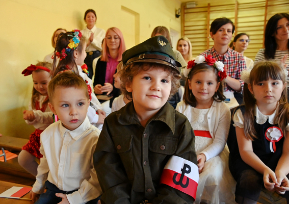 Przedszkolaki śpiewają dla Polski