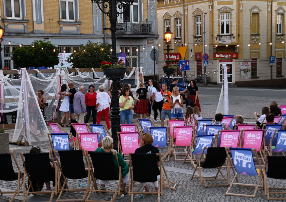 Girlandy i tańce w centrum miasta