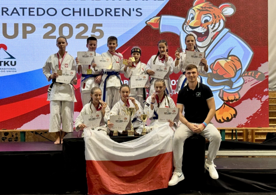 Brzescy karatecy z workiem medali