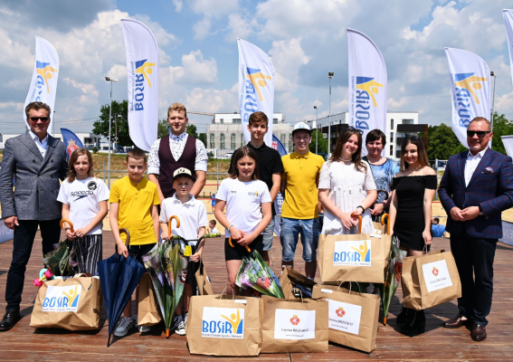 Dzień Dziecka przed krytą pływalnią