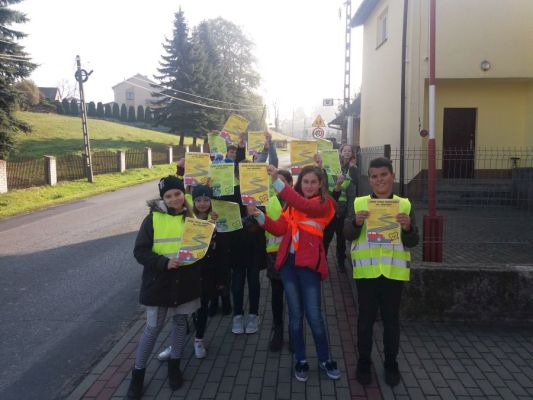 Seniorzy w odblaskach