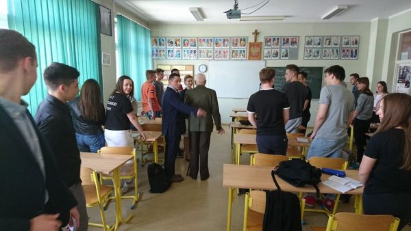 Płk dr hm. Jerzy Pertkiewicz z wizytą w ZSP nr 1