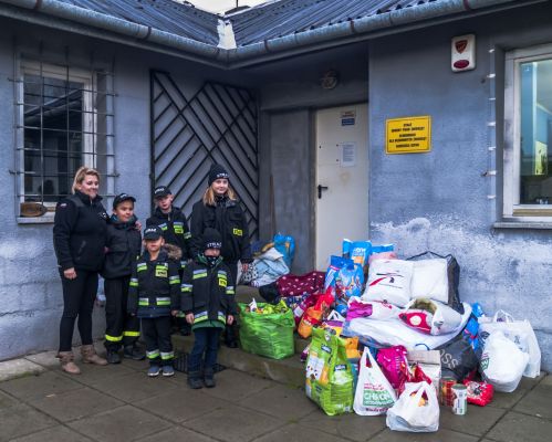 Mali strażacy pomagają schronisku dla zwierząt