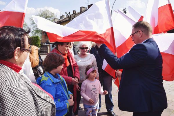 Biało-czerwone flagi trafiły do mieszkańców