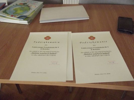 Dzieci zbierały zużyte baterie