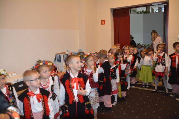 Przedszkolaki w patriotycznym występie