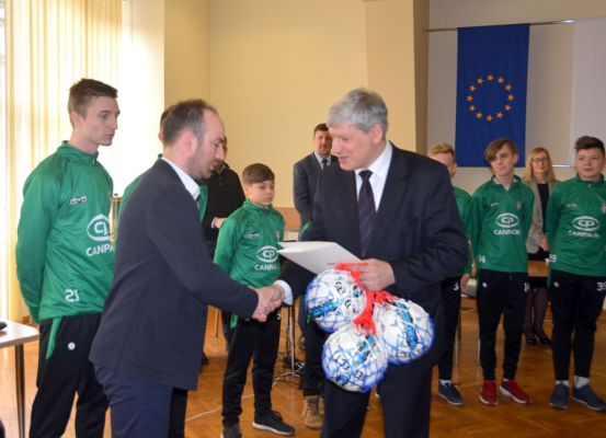 Gratulacje dla młodych piłkarzy