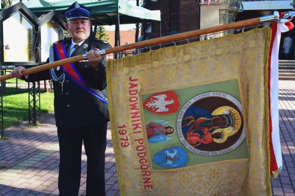 W Jadownikach poświęcono odnowiony sztandar