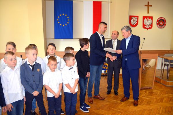 Gratulacje dla młodych piłkarzy