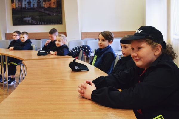 Mali strażacy z Poręby Spytkowskiej z wizytą w Urzędzie Miejskim w Brzesku