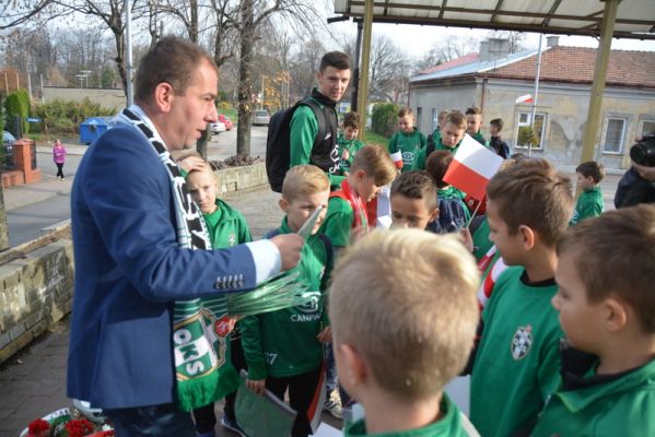 Młodzi sportowcy złożyli wiązanki