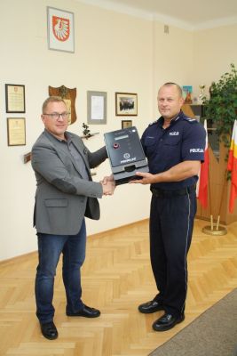 Burmistrz Brzeska przekazał komendzie alkomat