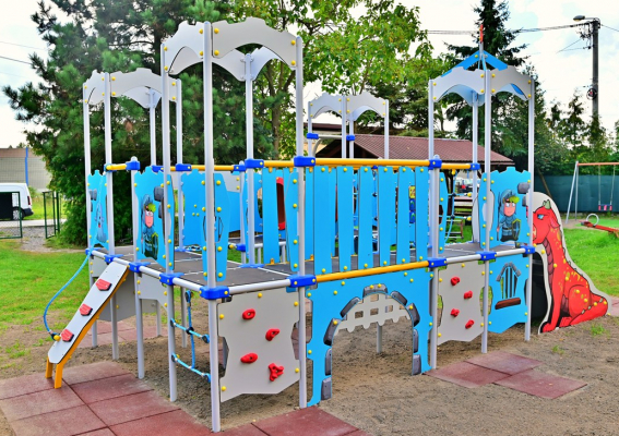 Kolorowo i bezpiecznie - plac zabaw w Sterkowcu