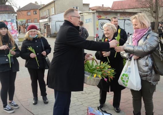 Kwiaty od burmistrza dla pań