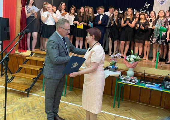 Nagrody burmistrza Brzeska dla nauczycieli